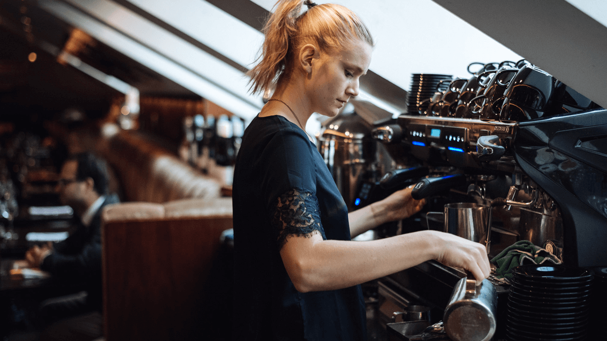Contrôle automatique de machines à café et de machines à sodas