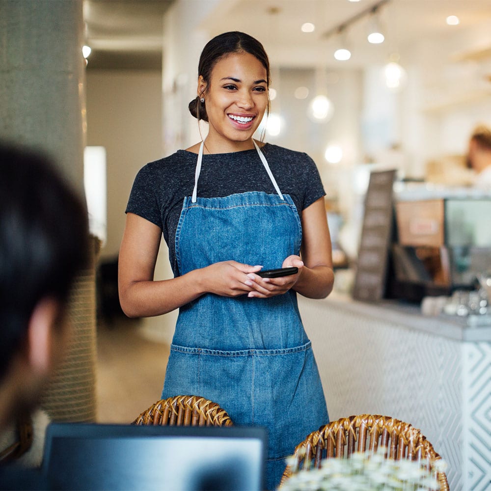 Serveuse prenant une commande à table